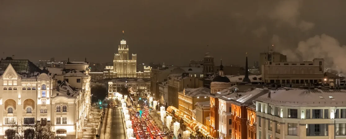 Где селиться на Новый год в Москве и МО: от ёлок до каминов